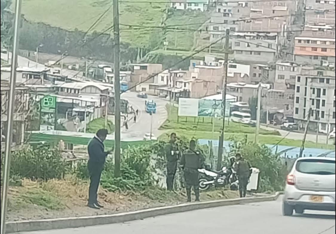 ENCUENTRAN EXPLOSIVOS CERCA AL ANTIGUO MATADERO DE IPIALES
#Ipiales /// Ejército halló depósito ilegal con indugel, estopines, mecha lenta, cordón detonante y ANFO. El material es analizado por expertos. Se investiga posible vínculo con grupos armados ilegales en la frontera.