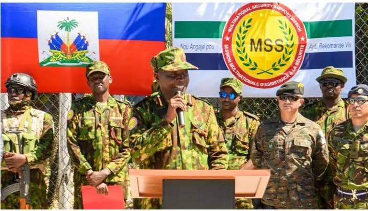 ORDEDH_Org's tweet photo. 25 juin 2025 : Un an de la MMAS en Haïti - Bilan accablant et appels à un redressement 

Ce 25 juin 2025, marque un an depuis l'arrivée du contingent de policiers kényans en Haïti, venus en appui à la Police Nationale d'Haïti (PNH) sous l'appellation de " «Mission Multinationale d'Appui à la Sécurité (MMAS)". Un an plus tard, l'Ordre des Défenseurs des Droits Humains (ORDEDH) dresse un constat alarmant et exige un changement radical de cap.

Loin d'améliorer la situation sécuritaire, la présence de la MMAS semble l'avoir exacerbée. Des territoires autrefois sous contrôle, tels que Solino, Nazon, Champs de Mars, Carrefour Feuilles, La Chapelle, Kenscoff, la Route de l'Aéroport, Mirebalais, et Saut-d'Eau, sont désormais aux mains des gangs armés. Cette expansion territoriale des groupes criminels s'accompagne d'une augmentation dramatique du nombre de déplacés internes, une situation humanitaire intenable.

L'ORDEDH constate avec effroi que le taux d'homicides n'a cessé de croître depuis l'arrivée de la MMAS, avec plus de douze massacres perpétrés en leur présence. De plus, plus de 100 institutions étatiques à Port-au-Prince ont été contraintes de délocaliser leurs opérations en raison de l'insécurité grandissante. Ces chiffres sont un témoignage éloquent de l'échec de la mission à restaurer l'ordre et la sécurité.

Un incident particulièrement troublant a été la mort d'un policier kényan dans l'Artibonite, dont le corps a été pris en otage par les gangs. Le fait que les autorités kényanes et haïtiennes aient dû négocier avec des criminels pour récupérer le corps de la victime est une humiliation et soulève de sérieuses questions sur la capacité et l'efficacité de la mission. Le silence de la MMAS sur cet événement est inacceptable et alimente les spéculations sur un possible "secret d'État".

Les critiques fusent, y compris de la part de nombreux hauts gradés de la PNH, qui dénoncent l'attitude des forces kényanes, les comparant à des touristes plutôt qu'à une force d'appui déterminée.

Face à ce bilan désastreux, l'ORDEDH lance un appel pressant :
- Exige un redressement de la mission avec des missions principales claires et définies. Il est impératif que les objectifs de la MMAS soient réévalués et communiqués de manière transparente.
- Exige une transparence totale dans la gestion des ressources de la mission afin de prévenir tout risque de blanchiment d'argent et d'assurer une utilisation optimale des fonds.
- Invite la mission à être redressée ou à être transformée en mission de paix des Nations Unies. La situation actuelle exige un cadre d'intervention plus robuste et internationalement reconnu.

L'ORDEDH souligne que l'échec de cette mission n'est pas seulement celui de la MMAS, mais aussi celui de la communauté internationale, qui persiste à faire d'Haïti un terrain d'expérimentation pour des stratagèmes qui se révèlent inefficaces et souvent contre-productifs.
Il est temps de cesser de considérer Haïti comme un laboratoire. La population haïtienne mérite une réponse concrète et efficace à la crise sécuritaire, pas des solutions improvisées qui aggravent la souffrance.
@MSSMHaiti @citizentvkenya @WilliamsRuto @radiookapi @HaitiInfoProj @RFI @jjcisnerosch @pnh_officiel @lereliefhaiti @LeQUOTIDIENNEWS @clauvergnier @REALITEINFO1 @vantbefinfo @rtvgalaxie @MARADIOFM @MARADIOFM @RadioCanadaInfo @LP_LaPresse @ntvkenya @KTNNewsKE @K24Tv @StandardKenya @dailynation_KE @KenyaTelevision @TheStarKenya @CapitalFMKenya @RadioJamboKenya @ORDEDH_Org @SG_CARICOM @SG_OEA_OAS @NathalyeCo @hrw