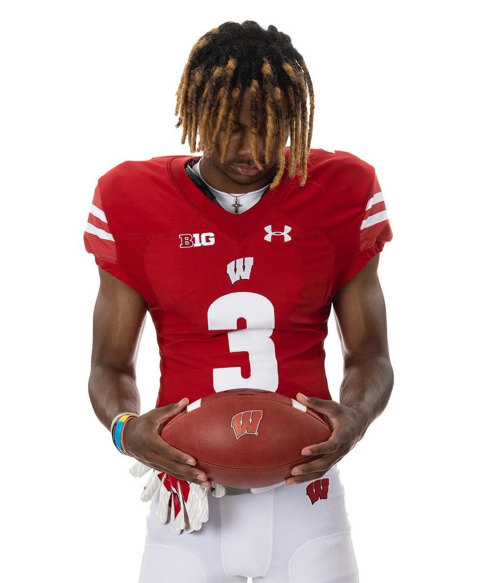Nate White from Wisconsin Badgers class of 2023 passed away this morning! Sending lots of love to class of 2023 and his family and friends!🤍❤️🦡💔💔 Gone to soon!