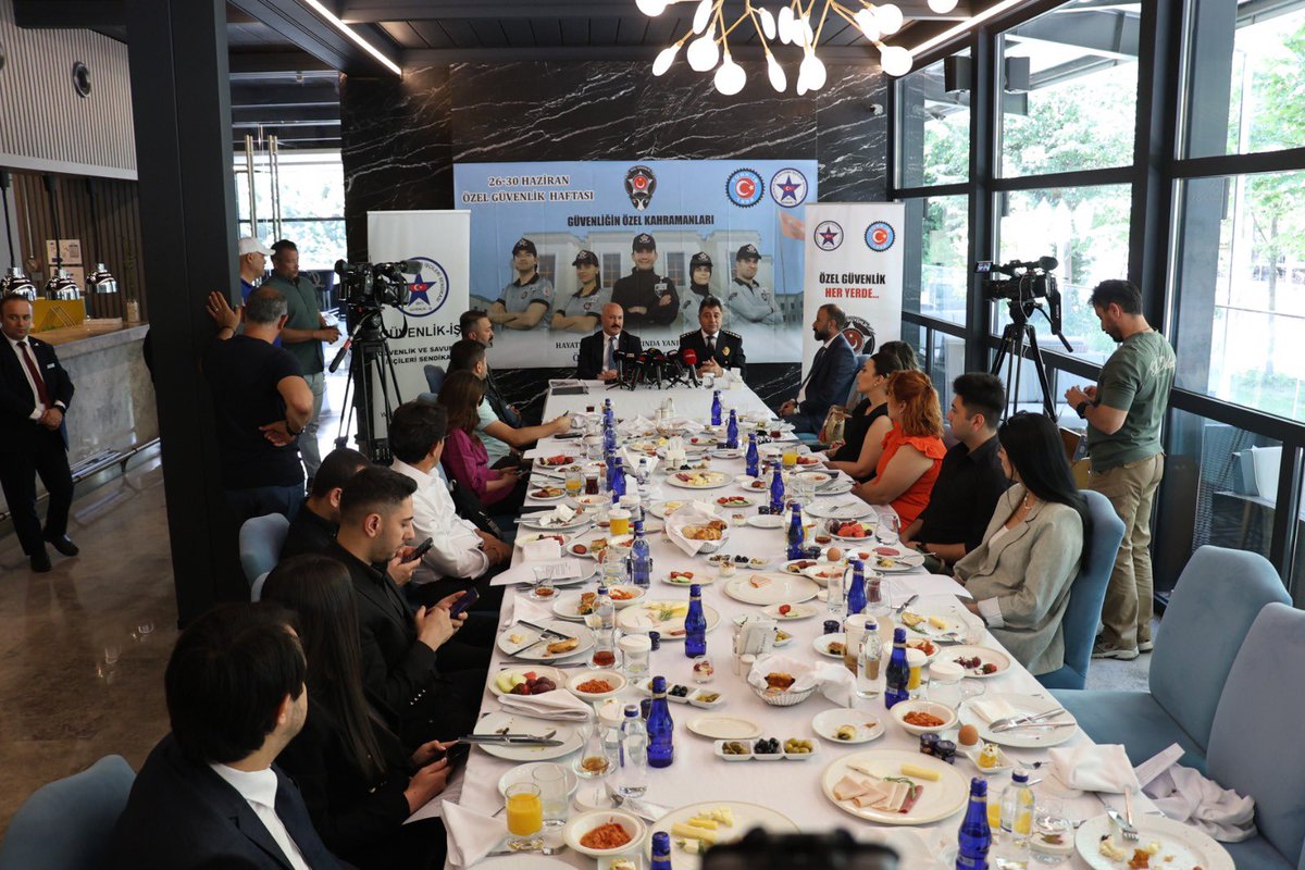 FevziKARATAS's tweet photo. Güvenlik-İş Sendikamız tarafından 26-30 Haziran Özel Güvenlik Günü ve Haftası' dolayısıyla basın toplantısı gerçekleştirerek 383 bin özel güvenlik görevlisinin sorun ve taleplerini aktardık..

İşimiz de ,gücümüz de özel güvenlik..

Gerçekleştirilen basın toplantısına Genel Başkanımız sayın Ömer ÇAĞIRICI, Emniyet Genel Müdürlüğü Özel Güvenlik Denetleme Başkanlığı Polis Başmüfettişi 1.Sınıf Emniyet Müdürü Doç.Dr. Sayın Uğur DEMİRCİ ,Genel Başkan Yardımcımız Ahmet DURCUK ile çok sayıda basın mensubu katıldı.
Basın toplantısında, özel güvenlik görevlilerinin sorun ve taleplerini, Özel Güvenlik İş Kanunu talebimizle birlikte, yıpranma hakkı ,kanun nezdinde şehitlik ve gazilik hakkı , ödül taltif hakkı, kadro kapsamı dışında bırakılan KİT'lerde çalışan üyelerimizin kadro taleplerini ve Sendikamızın 'Özel Güvenlik Farkındalık Projesi'ne kadar pek çok konuda açıklamalarda bulunduk..

#güvenliğinözelkahramanları 
#özelgüvenlikhaftası 
#güvenlikişsendikasi