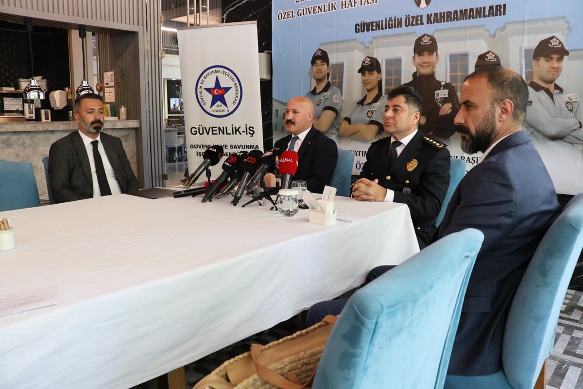 FevziKARATAS's tweet photo. Güvenlik-İş Sendikamız tarafından 26-30 Haziran Özel Güvenlik Günü ve Haftası' dolayısıyla basın toplantısı gerçekleştirerek 383 bin özel güvenlik görevlisinin sorun ve taleplerini aktardık..

İşimiz de ,gücümüz de özel güvenlik..

Gerçekleştirilen basın toplantısına Genel Başkanımız sayın Ömer ÇAĞIRICI, Emniyet Genel Müdürlüğü Özel Güvenlik Denetleme Başkanlığı Polis Başmüfettişi 1.Sınıf Emniyet Müdürü Doç.Dr. Sayın Uğur DEMİRCİ ,Genel Başkan Yardımcımız Ahmet DURCUK ile çok sayıda basın mensubu katıldı.
Basın toplantısında, özel güvenlik görevlilerinin sorun ve taleplerini, Özel Güvenlik İş Kanunu talebimizle birlikte, yıpranma hakkı ,kanun nezdinde şehitlik ve gazilik hakkı , ödül taltif hakkı, kadro kapsamı dışında bırakılan KİT'lerde çalışan üyelerimizin kadro taleplerini ve Sendikamızın 'Özel Güvenlik Farkındalık Projesi'ne kadar pek çok konuda açıklamalarda bulunduk..

#güvenliğinözelkahramanları 
#özelgüvenlikhaftası 
#güvenlikişsendikasi