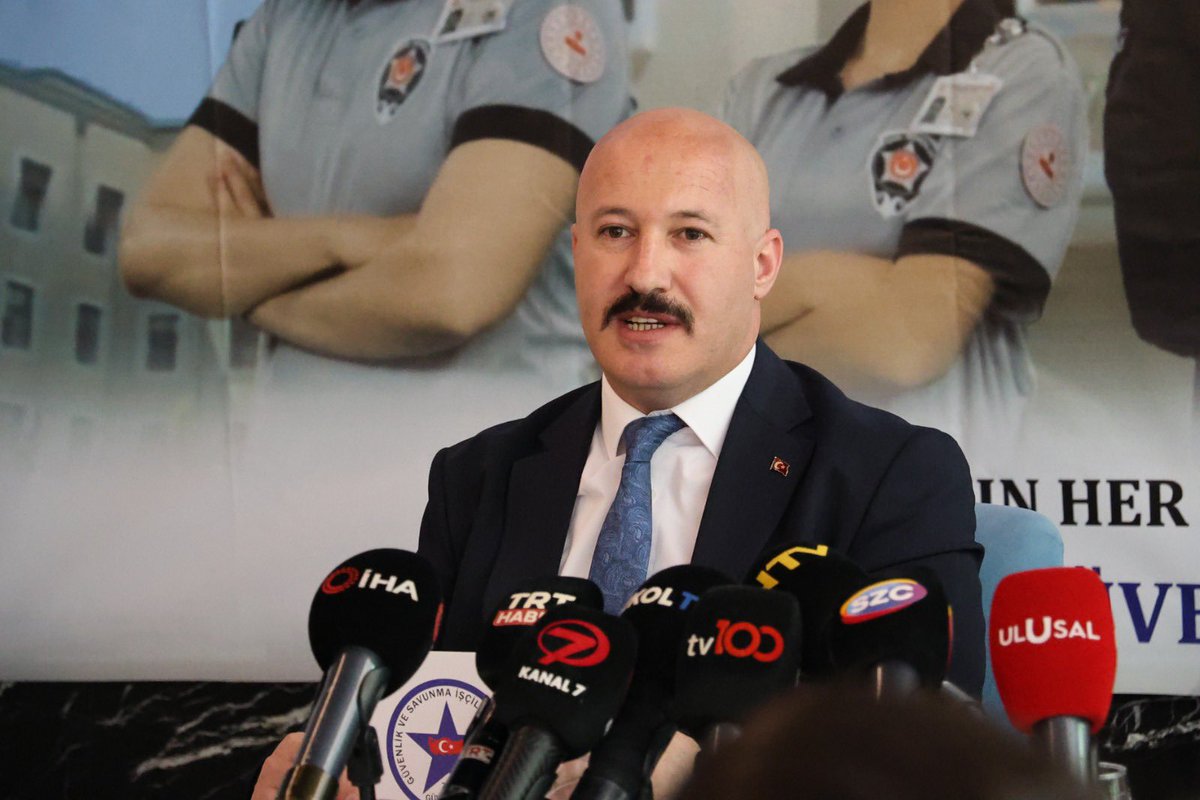 FevziKARATAS's tweet photo. Güvenlik-İş Sendikamız tarafından 26-30 Haziran Özel Güvenlik Günü ve Haftası' dolayısıyla basın toplantısı gerçekleştirerek 383 bin özel güvenlik görevlisinin sorun ve taleplerini aktardık..

İşimiz de ,gücümüz de özel güvenlik..

Gerçekleştirilen basın toplantısına Genel Başkanımız sayın Ömer ÇAĞIRICI, Emniyet Genel Müdürlüğü Özel Güvenlik Denetleme Başkanlığı Polis Başmüfettişi 1.Sınıf Emniyet Müdürü Doç.Dr. Sayın Uğur DEMİRCİ ,Genel Başkan Yardımcımız Ahmet DURCUK ile çok sayıda basın mensubu katıldı.
Basın toplantısında, özel güvenlik görevlilerinin sorun ve taleplerini, Özel Güvenlik İş Kanunu talebimizle birlikte, yıpranma hakkı ,kanun nezdinde şehitlik ve gazilik hakkı , ödül taltif hakkı, kadro kapsamı dışında bırakılan KİT'lerde çalışan üyelerimizin kadro taleplerini ve Sendikamızın 'Özel Güvenlik Farkındalık Projesi'ne kadar pek çok konuda açıklamalarda bulunduk..

#güvenliğinözelkahramanları 
#özelgüvenlikhaftası 
#güvenlikişsendikasi