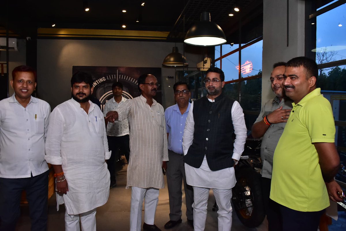 danishazadbjp's tweet photo. #रायबरेली 
आज जनपद रायबरेली मे भाजपा जिलाध्यक्ष श्री #बुद्धि_लाल_पासी जी, पूर्व प्रचारक श्री #दिनेश_राठौर जी, श्री #शिवम_सिंह जी, भाजपा नेता श्री #शिवेंद्र_सिंह जी,डॉ #रवि_प्रताप जी से स्नेह भरी भेंट हुई। https://t.co/jF6laxjaD6