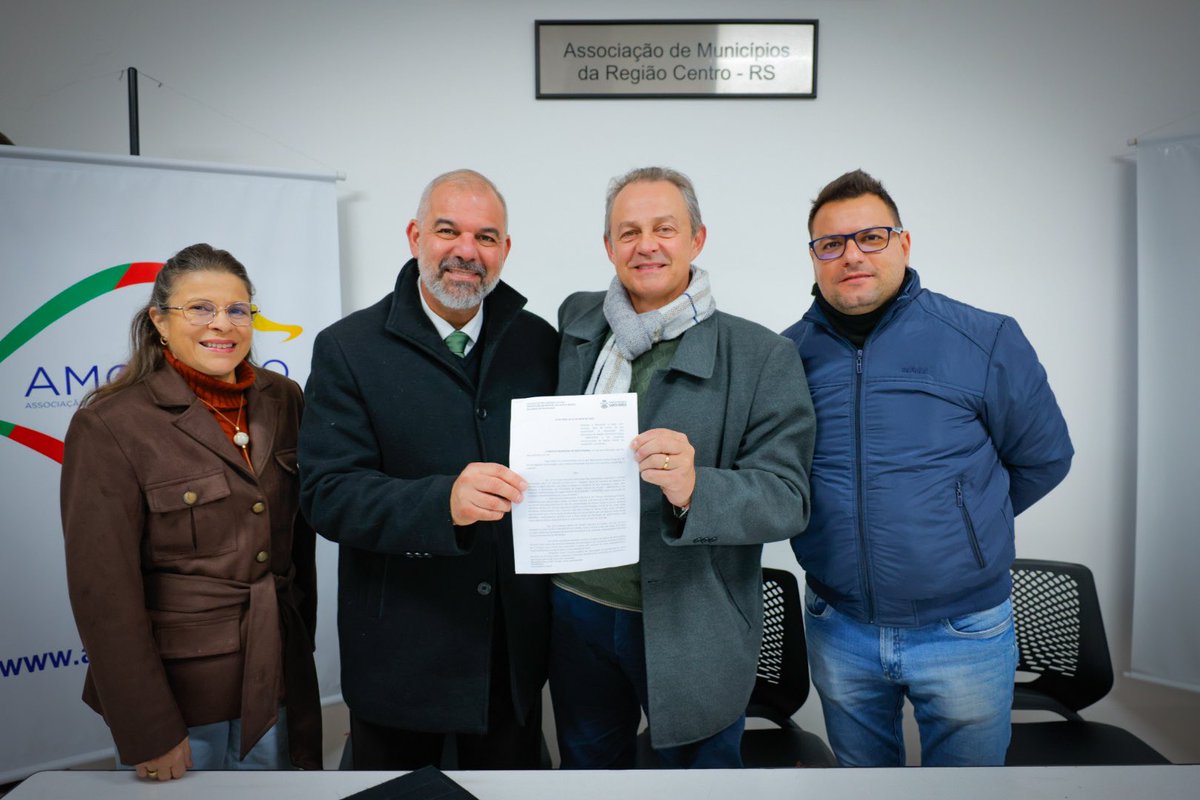 rodrigo_decimo's tweet photo. Na manhã desta quarta (25), sancionei a Lei nº 6995, que autoriza a doação de área municipal à AM Centro e ao Circ, no bairro Camobi. Esse gesto simboliza o fortalecimento da Região Central por meio da união, cooperação e ação conjunta entre municípios. https://t.co/vMe7bNX3Cf