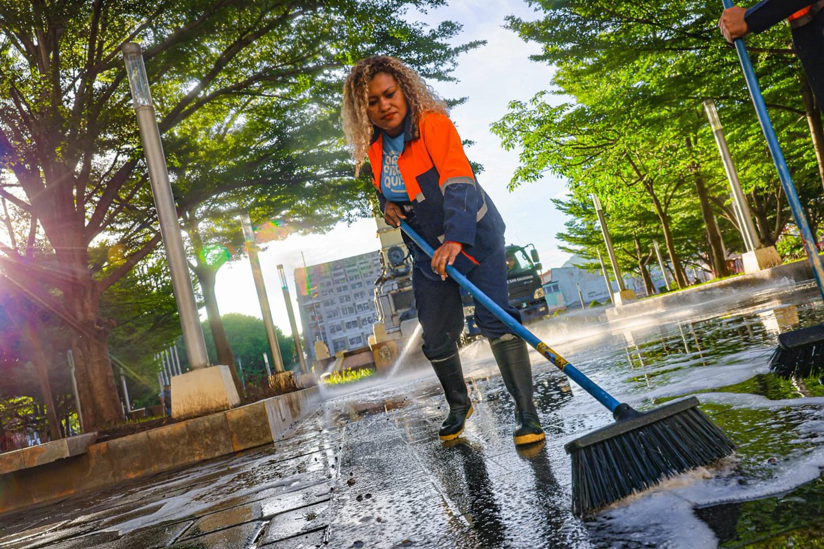 🌄 Desde las primeras horas del día, nuestras cuadrillas están en acción realizando labores de limpieza y lavado en el corazón de nuestra capital.

🧹🧼 Con compromiso y dedicación, cuidamos cada rincón para que capitalinos disfruten de un espacio limpio, seguro y digno.