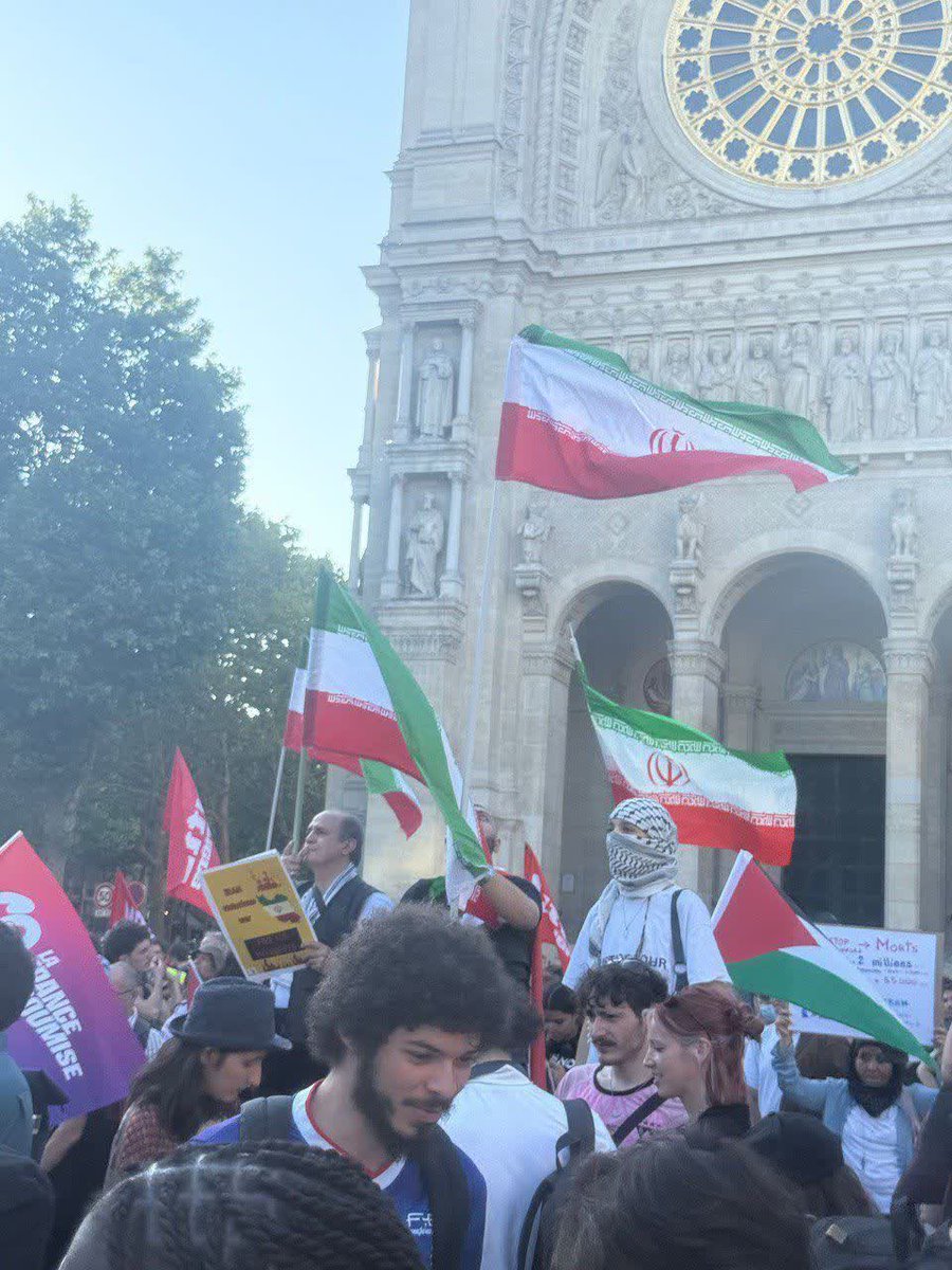 Arthurmacfr's tweet photo. Hier, les Parisiens se sont rassemblés place de la République pour soutenir l'Iran. https://t.co/F7NZgOAiNl