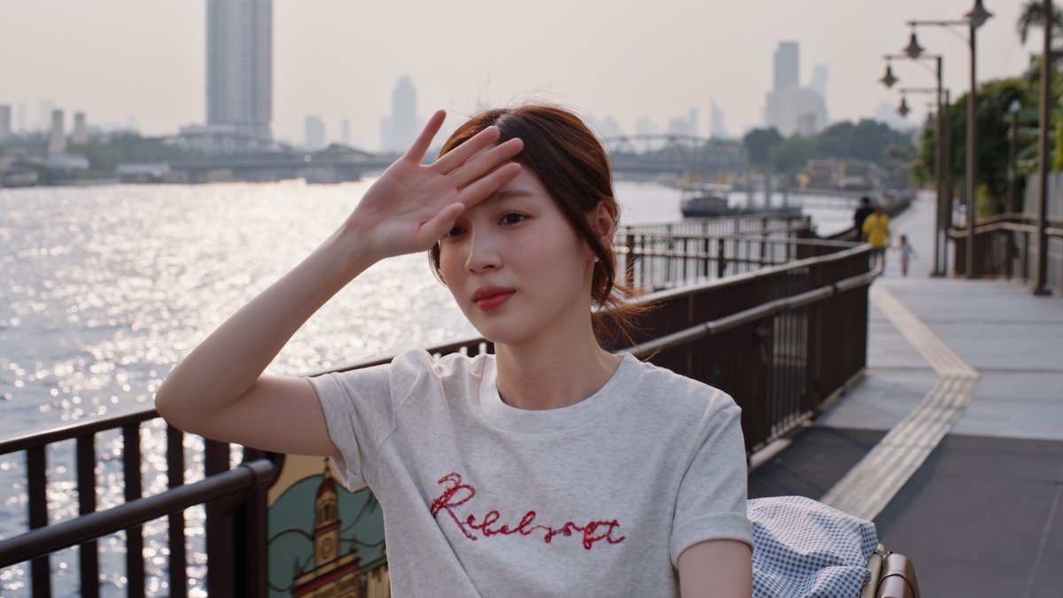 p_real12's tweet photo. im so into the first scene of WSX where they showed khun wan's city life, and maewnam's community life? literally the polar opposite.

FIRST COME FIRST LOVE
#WhaleStorexoxoEP1 https://t.co/SuOljzXCj6