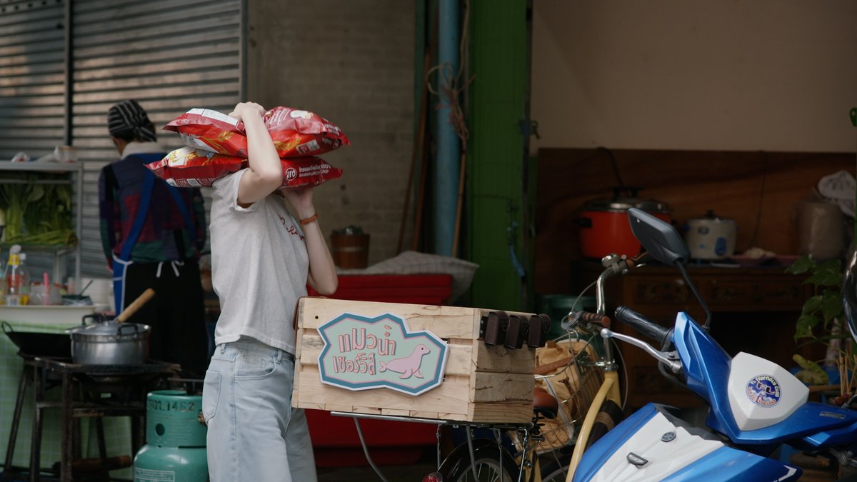 p_real12's tweet photo. im so into the first scene of WSX where they showed khun wan's city life, and maewnam's community life? literally the polar opposite.

FIRST COME FIRST LOVE
#WhaleStorexoxoEP1 https://t.co/SuOljzXCj6