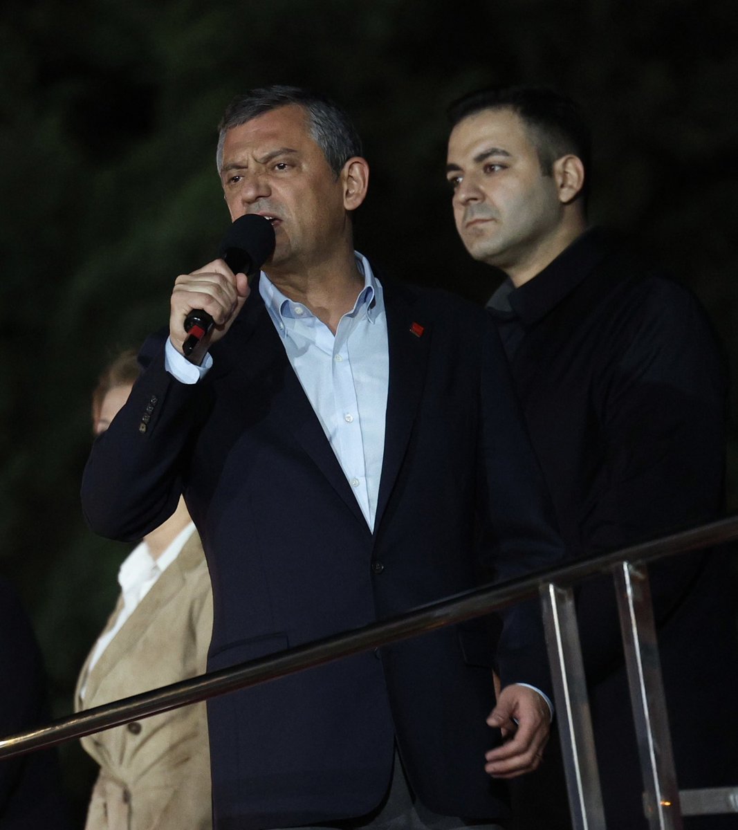 Genel Başkanımız Sayın Özgür Özel, halkı sindirmek için açılan tüm cephelerde her türlü tehlikeye göğüs germiş, partimizin kurullarının gençlerin, kadınların önünü açarak partimizi 47 yıl sonra 1. parti konumuna taşımıştır. 

Köklü çınarımız Cumhuriyet Halk Partimizin ve