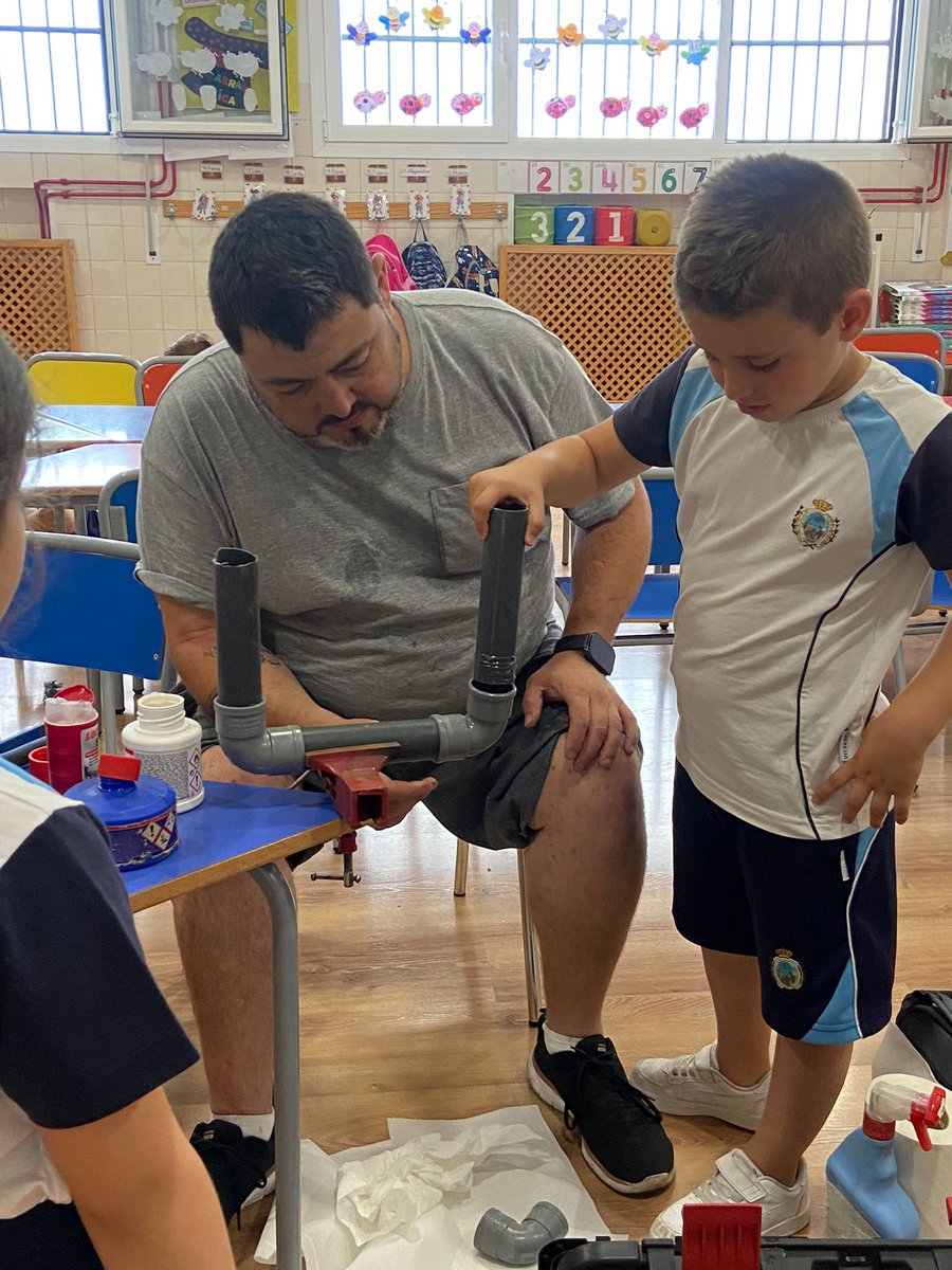 DPastoraDaimiel's tweet photo. Proyecto las Profesiones 3º EI: Nos visitó el papá de Valeria , para compartir con nosotros su trabajo como fontanero y calefactor. Aprendimos a soldar, pegar y crear manguitos de metal y PVC para que el agua pudiera llegar al grifo. ¡Gracias!
#TesoroCompartido https://t.co/jg0AyMmrVp