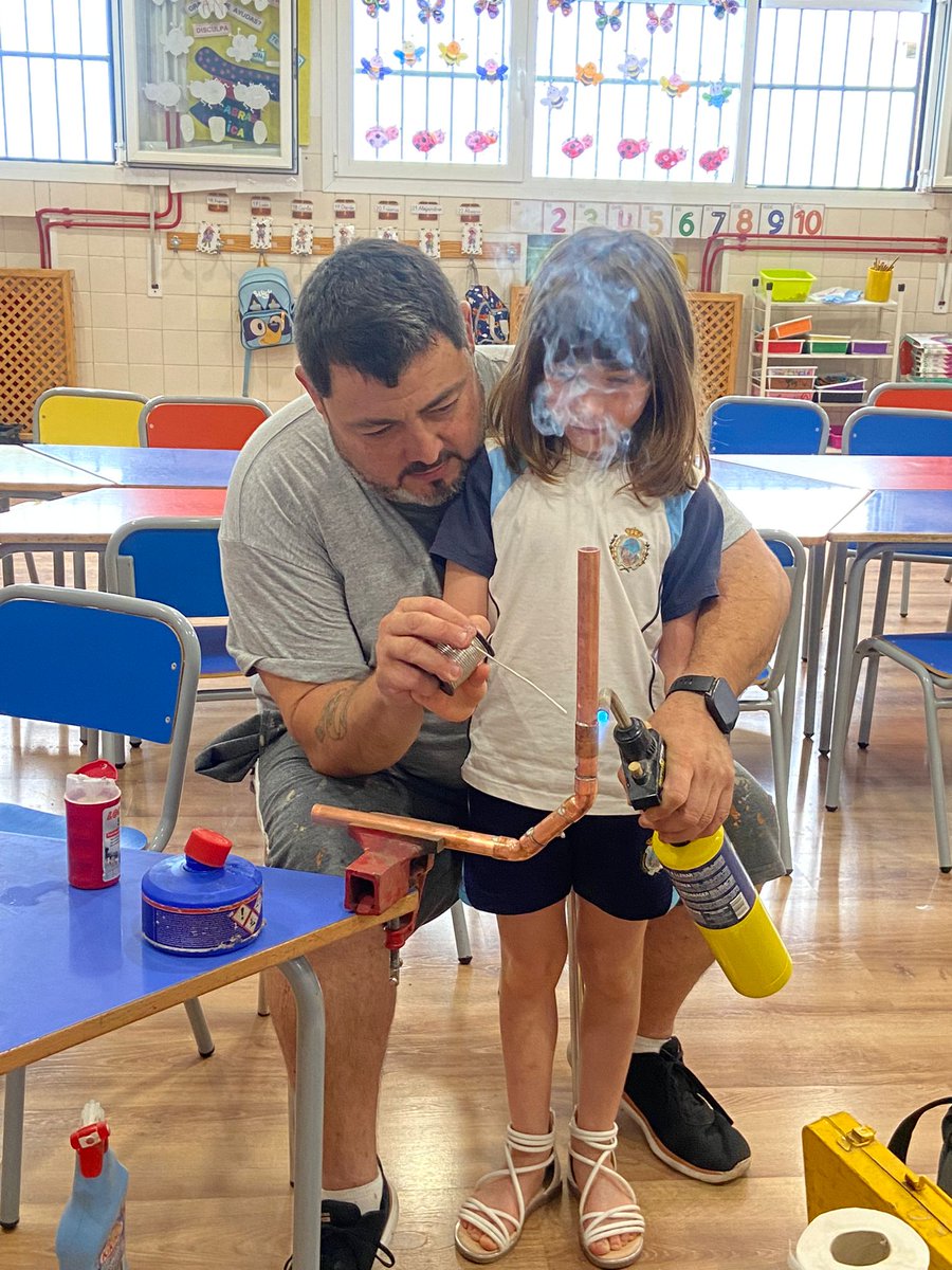 DPastoraDaimiel's tweet photo. Proyecto las Profesiones 3º EI: Nos visitó el papá de Valeria , para compartir con nosotros su trabajo como fontanero y calefactor. Aprendimos a soldar, pegar y crear manguitos de metal y PVC para que el agua pudiera llegar al grifo. ¡Gracias!
#TesoroCompartido https://t.co/jg0AyMmrVp