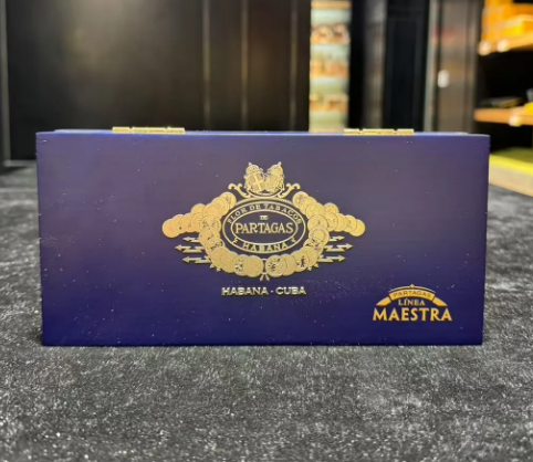 LiyaMaria1986's tweet photo. Partagás Línea Maestra: Hand-rolled with tobacco from Cuba's famed San Luis region! 🌿 Three sizes—Maestro (56 ring, 132mm), Origen (46 ring, 154mm), Rito (52 ring, 168mm). 🥃 Unique blue & gold wooden box, each with individual cigar bands. Rito offers earthy & floral flavors with hints of honey & cocoa. 🇨🇺 #Partagas #CubanCigars #Luxury #Smoking #FL #NY #CA