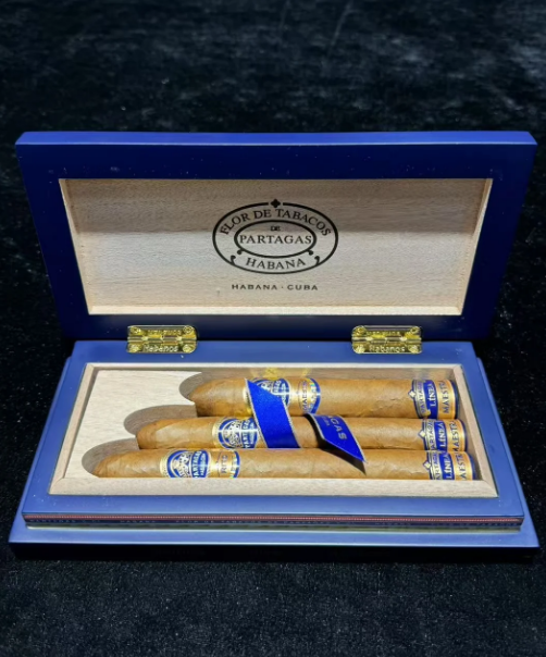 LiyaMaria1986's tweet photo. Partagás Línea Maestra: Hand-rolled with tobacco from Cuba's famed San Luis region! 🌿 Three sizes—Maestro (56 ring, 132mm), Origen (46 ring, 154mm), Rito (52 ring, 168mm). 🥃 Unique blue & gold wooden box, each with individual cigar bands. Rito offers earthy & floral flavors with hints of honey & cocoa. 🇨🇺 #Partagas #CubanCigars #Luxury #Smoking #FL #NY #CA
