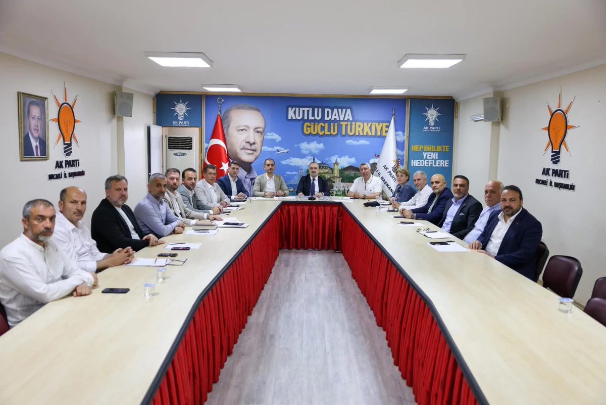 İl Başkanımız Dr. Şahin Talus Başkanlığında Aylık olağan İlçe Başkanları toplantımızı gerçekleştirdik. 
Toplantıda teşkilat çalışmalarımızı değerlendirdik, istişarelerde bulunduk ve yaz dönemi çalışmalarımızı planladık.
Toplantımızın hayırlara vesile olmasını diliyorum.