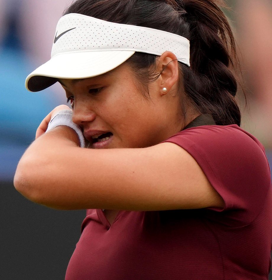Me da pena ver a Raducanu así.

No deja de ser un poco víctima del entorno y lo que genera un producto atractivo para marcas.

La chica gana el US Open con 18 años en 2021, con un juego alegre, atrevido, con desparpajo, sin miedo.

Entonces, boom a nivel marketing. Marcas y más
