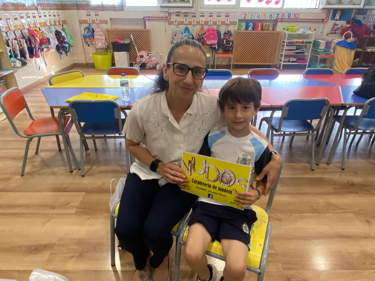 DPastoraDaimiel's tweet photo. Finalizamos el Proyecto de las Profesiones 3º EI: Nos visitó la mamá de José Antonio , para compartir con nosotros su trabajo como administrativa en la empresa de carpintería NUDOS. Aprendimos mucho sobre la madera, medidas, presupuestos, pedidos, muestrarios..
#TesoroCompartido https://t.co/mw9HJIsjZx