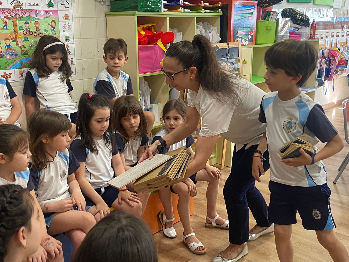 DPastoraDaimiel's tweet photo. Finalizamos el Proyecto de las Profesiones 3º EI: Nos visitó la mamá de José Antonio , para compartir con nosotros su trabajo como administrativa en la empresa de carpintería NUDOS. Aprendimos mucho sobre la madera, medidas, presupuestos, pedidos, muestrarios..
#TesoroCompartido https://t.co/mw9HJIsjZx