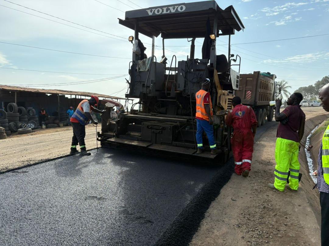 #Douala - #Bonepoupa (33,74 km) : l’entreprise réalise une planche d’essai pour la mise en œuvre du béton bitumineux avec des terrassements presqu’achevés.
#Cameroun 🇨🇲