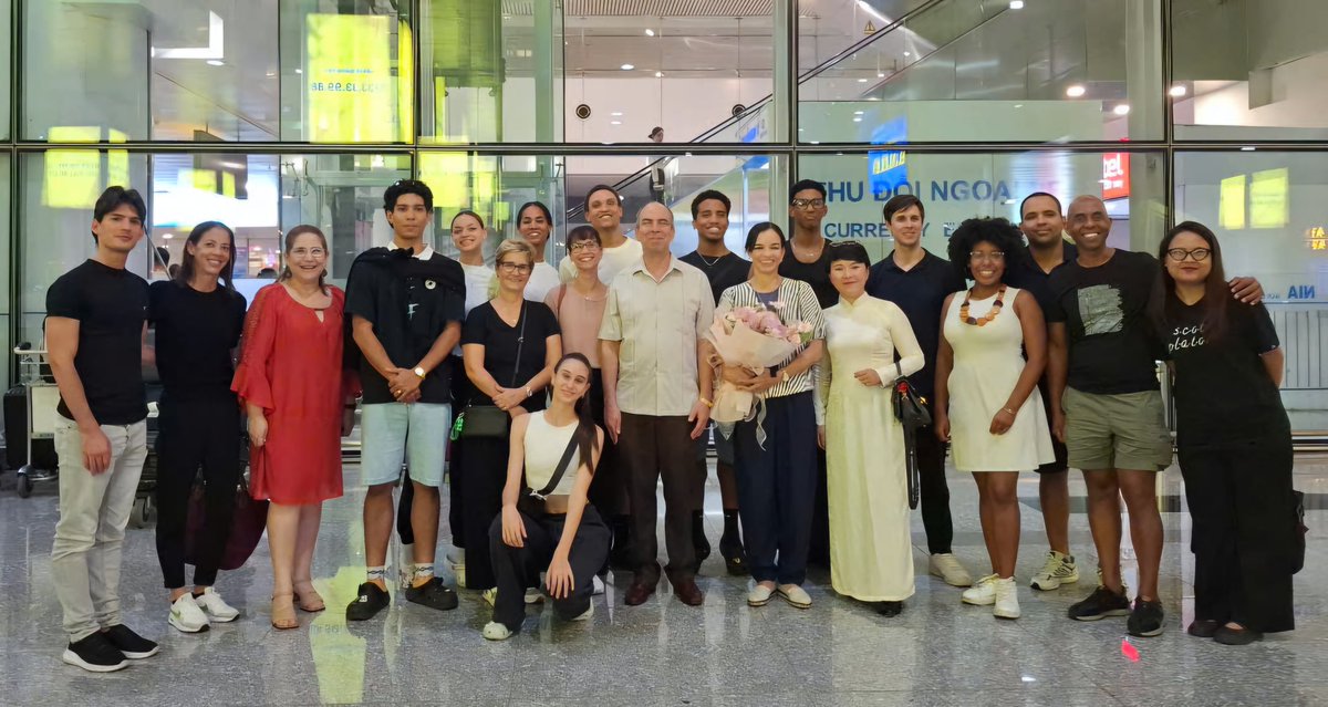 En #Vietnam, el Ballet Nacional de #Cuba. 

La delegación, encabezada por su directora general y primera bailarina Viengsay Valdés, realizará dos presentaciones en el Teatro Ho Guom, en Hanoi.

Actual visita se inscribe entre las actividades por el Año de la Amistad Vietnam-Cuba.