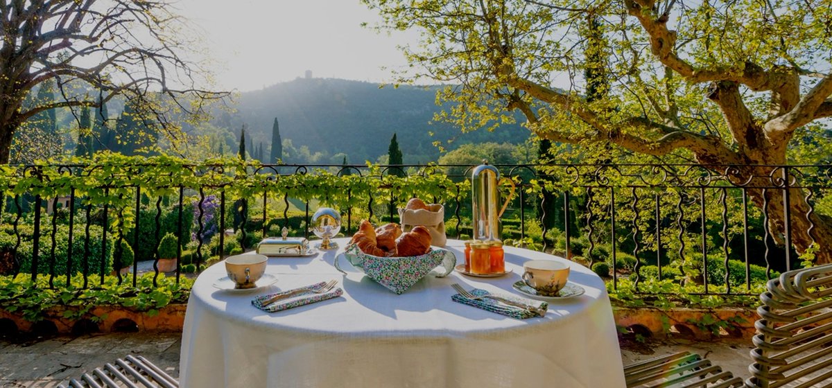 Colazione in uno dei luoghi più belli del #Mediterraneo . Il Lubéron in #Provenza: paesaggi tranquilli, campi di lavanda, borghi medievali e una cucina squisita barbaraathanassiadis.com/blog-italiano

#viaggioneltempo #Francia #travellove #vacanze #travel #gastronomia