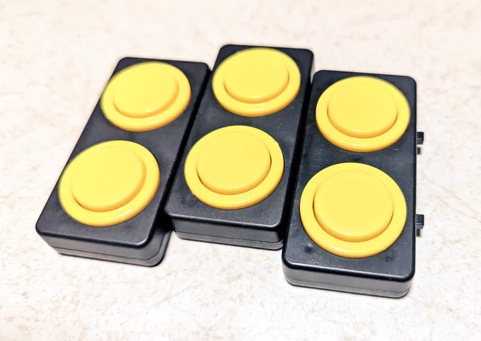 セリアに行ったらポニーの新商品ゲーセンボタンが登場してたのだ 自由に連結可能でアストロシティ風並びにもイーグレット風の斜め並びも自由に出来ます ロマン商品だもんでなんでもない時に無駄に押したくなりそうです(*'ω`*) 戦闘フィギュアはまたしても見つからず