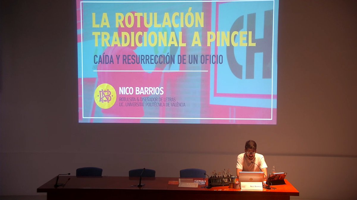 ADCV_com's tweet image. #16VDW: El diseñador y rotulista Nico Barrios nos guio en un recorrido por la historia de la rotulación tradicional a pincel. Una reivindicación apasionada del valor del trabajo manual, del trazo a pulso y la identidad que se construye letra a letra🔝
#SomADCV #SomosADCV #40ADCV