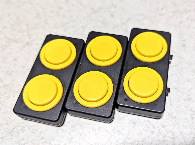 セリアに行ったらポニーの新商品ゲーセンボタンが登場してたのだ 自由に連結可能でアストロシティ風並びにもイーグレット風の斜め並びも自由に出来ます ロマン商品だもんでなんでもない時に無駄に押したくなりそうです(*'ω`*) 戦闘フィギュアはまたしても見つからず