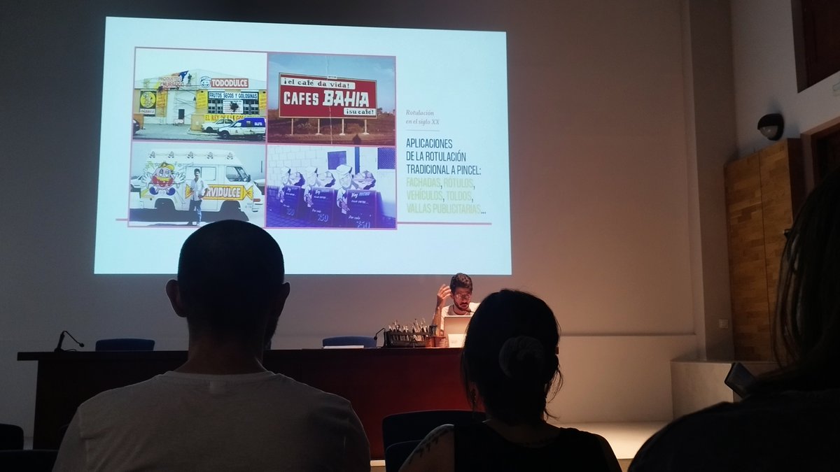 ADCV_com's tweet image. #16VDW: El diseñador y rotulista Nico Barrios nos guio en un recorrido por la historia de la rotulación tradicional a pincel. Una reivindicación apasionada del valor del trabajo manual, del trazo a pulso y la identidad que se construye letra a letra🔝
#SomADCV #SomosADCV #40ADCV