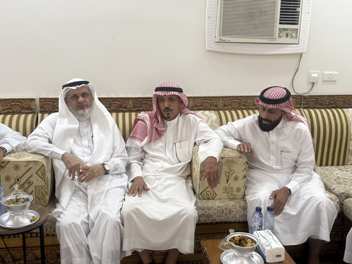 Alharbi_help's tweet photo. قامت اللجنة الساعية 
لــ #عتق_رقبتي_مقبل_ومرزوق_الصبحي
 بزيارة الشيخ فهد بن حمد ابو حواء اليحيوي
الذي رحب باللجنة ، مبدياً حرصه على بذل الجهد في المساعي الخيّرة ، والتكاتف والتعاون على البر والتقوى . 
بدورها شكرت اللجنة الشيخ فهد على حسن الاستقبال وكريم التجاوب . https://t.co/diI3kgb7g9