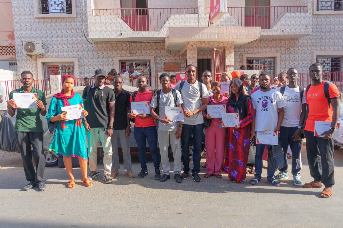 221Ecole's tweet photo. 🎉 𝗖𝗹𝗮𝗽 𝗱𝗲 𝗳𝗶𝗻 𝗽𝗼𝘂𝗿 𝗹𝗲 𝗘𝟮𝟮𝟭 𝗗𝗮𝘆𝘀 !
Après plusieurs jours d’échange, de créativité et de montée en compétence, nos apprenants repartent avec de nouvelles connaissances, des connexions fortes… et surtout des souvenirs inoubliables 📸 https://t.co/lAHDjPRRRC