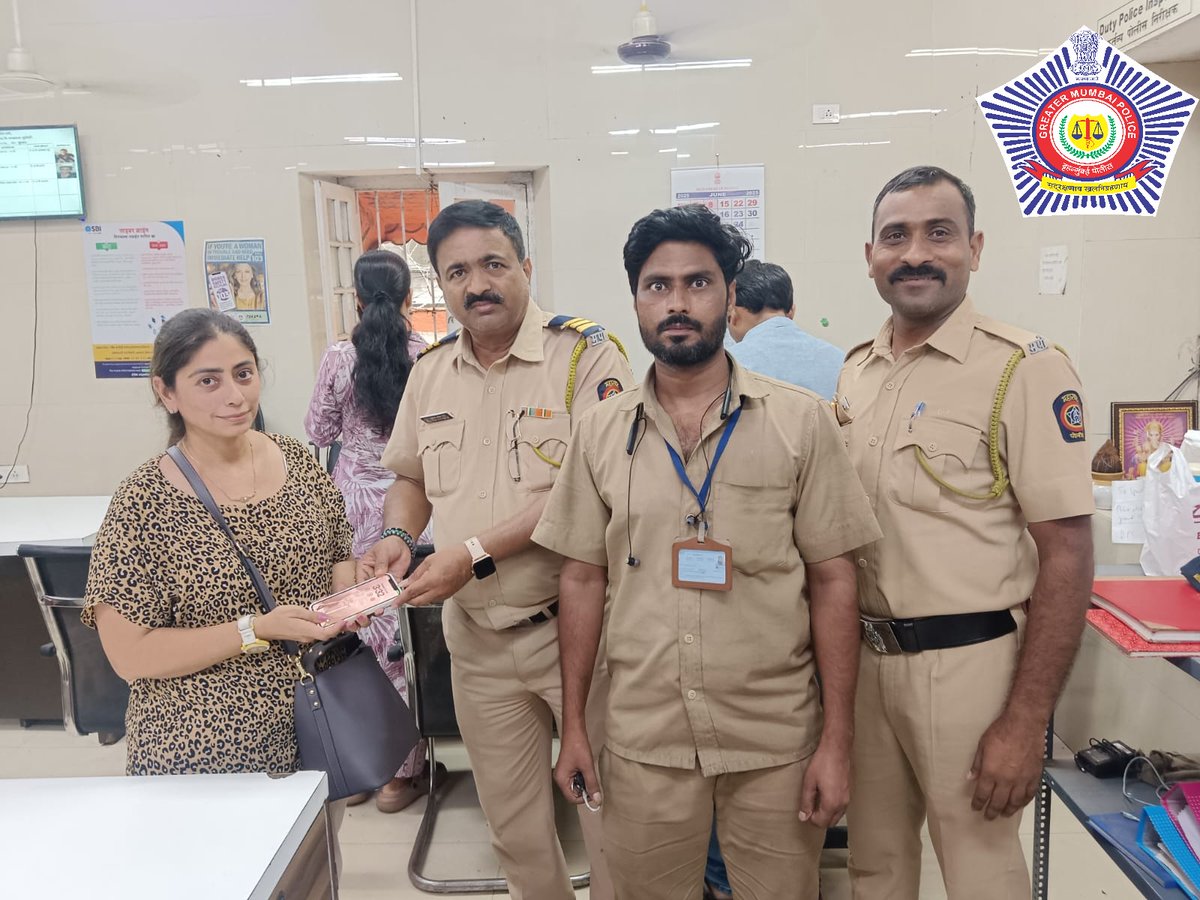 वांद्रे पोलीस ठाणे – Bandra PS Mumbai (@bandraps) on Twitter photo एका महिलेचा मोबाईल फोन रिक्षामध्ये विसरला होता. संबंधित महिलेने याबाबत वांद्रे पोलिस ठाण्यात तक्रार दाखल केली. पोलिसांनी तात्काळ कारवाई करत, संबंधित रिक्षाचा तपास करून काही वेळातच मोबाईल शोधून सुरक्षितपणे त्या महिलेला परत दिला. <a href="/CPMumbaiPolice/">Commissioner of Police, Greater Mumbai</a> <a href="/MumbaiPolice/">मुंबई पोलीस - Mumbai Police</a> <a href="/DcpZone9Mumbai/">पोलीस उप आयुक्त परिमंडळ ०९ - DCP ZONE 09 Mumbai</a> एका महिलेचा मोबाईल फोन रिक्षामध्ये विसरला होता. संबंधित महिलेने याबाबत वांद्रे पोलिस ठाण्यात तक्रार दाखल केली. पोलिसांनी तात्काळ कारवाई करत, संबंधित रिक्षाचा तपास करून काही वेळातच मोबाईल शोधून सुरक्षितपणे त्या महिलेला परत दिला. <a href="/CPMumbaiPolice/">Commissioner of Police, Greater Mumbai</a> <a href="/MumbaiPolice/">मुंबई पोलीस - Mumbai Police</a> <a href="/DcpZone9Mumbai/">पोलीस उप आयुक्त परिमंडळ ०९ - DCP ZONE 09 Mumbai</a>