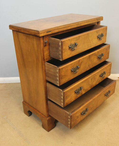 antiques_atlas's tweet image. Selling on Antiques Atlas we have this Burr Walnut Bachelors Chest of Drawers antiques-atlas.com/antique/burr_w… 
#antiques From The Antique Shop @TheAntiqueShop 
#chestofdrawers #antiquechestofdrawers #antiquefurniture