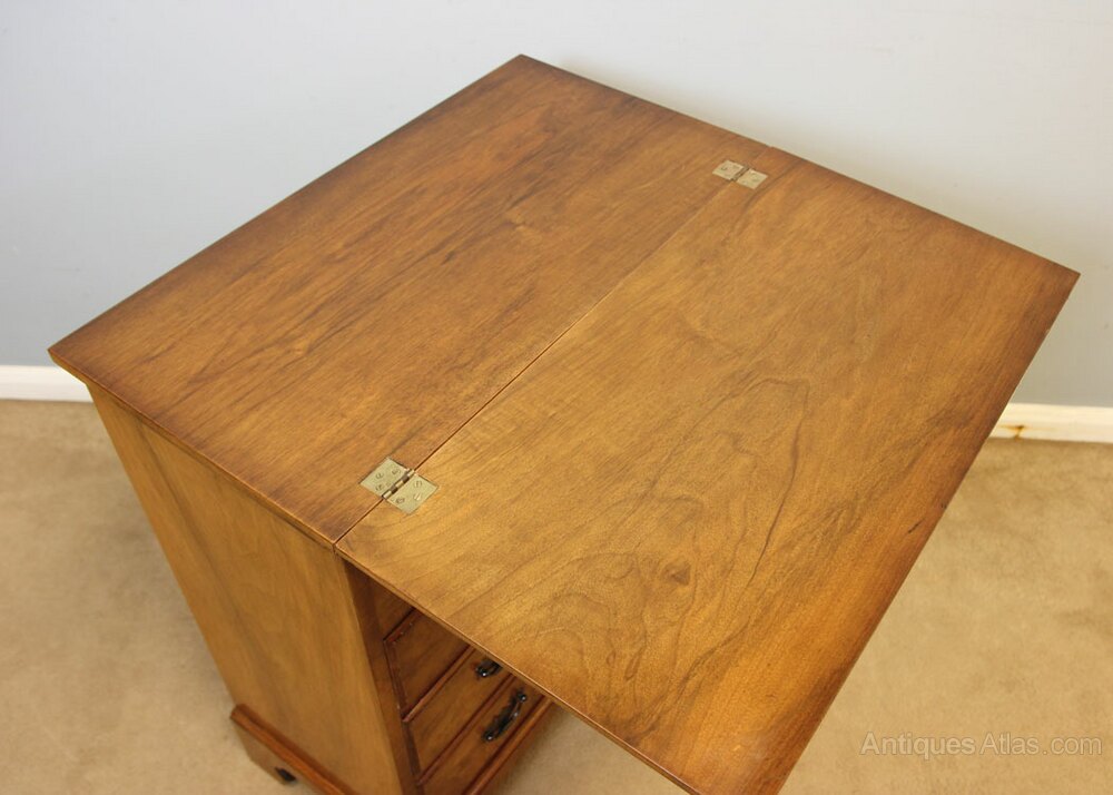 antiques_atlas's tweet image. Selling on Antiques Atlas we have this Burr Walnut Bachelors Chest of Drawers antiques-atlas.com/antique/burr_w… 
#antiques From The Antique Shop @TheAntiqueShop 
#chestofdrawers #antiquechestofdrawers #antiquefurniture