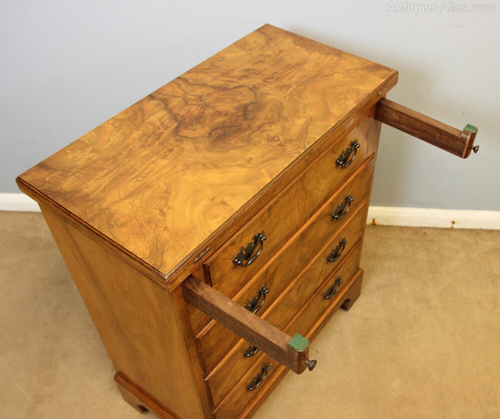 antiques_atlas's tweet image. Selling on Antiques Atlas we have this Burr Walnut Bachelors Chest of Drawers antiques-atlas.com/antique/burr_w… 
#antiques From The Antique Shop @TheAntiqueShop 
#chestofdrawers #antiquechestofdrawers #antiquefurniture