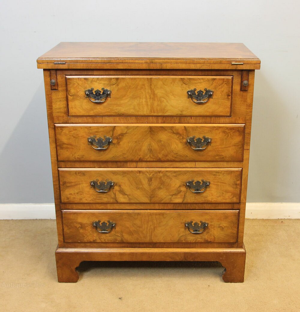 antiques_atlas's tweet image. Selling on Antiques Atlas we have this Burr Walnut Bachelors Chest of Drawers antiques-atlas.com/antique/burr_w… 
#antiques From The Antique Shop @TheAntiqueShop 
#chestofdrawers #antiquechestofdrawers #antiquefurniture