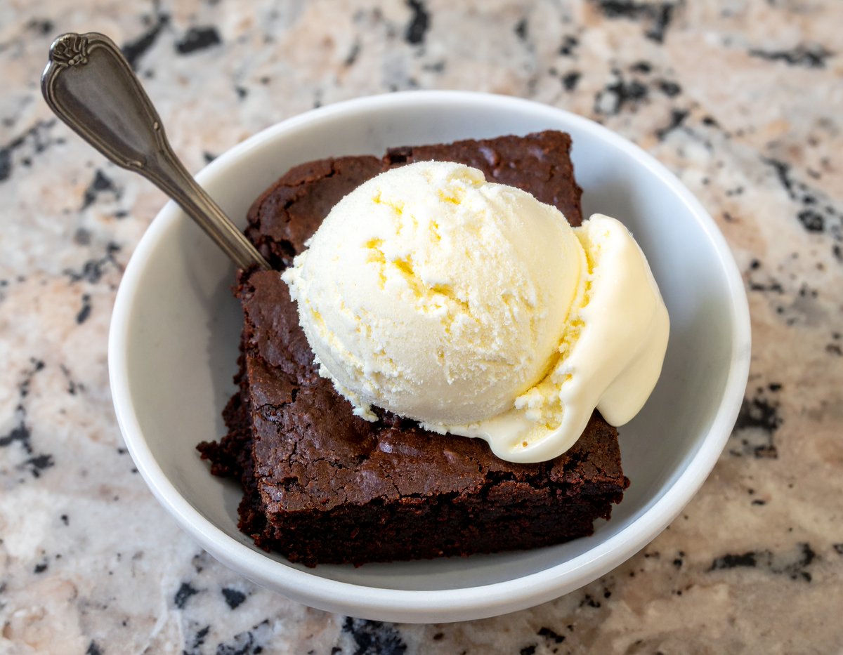 ChocolateFixx's tweet photo. Chocolate brownie with scoop of vanilla.

#breakfast https://t.co/y02t5vsfsQ