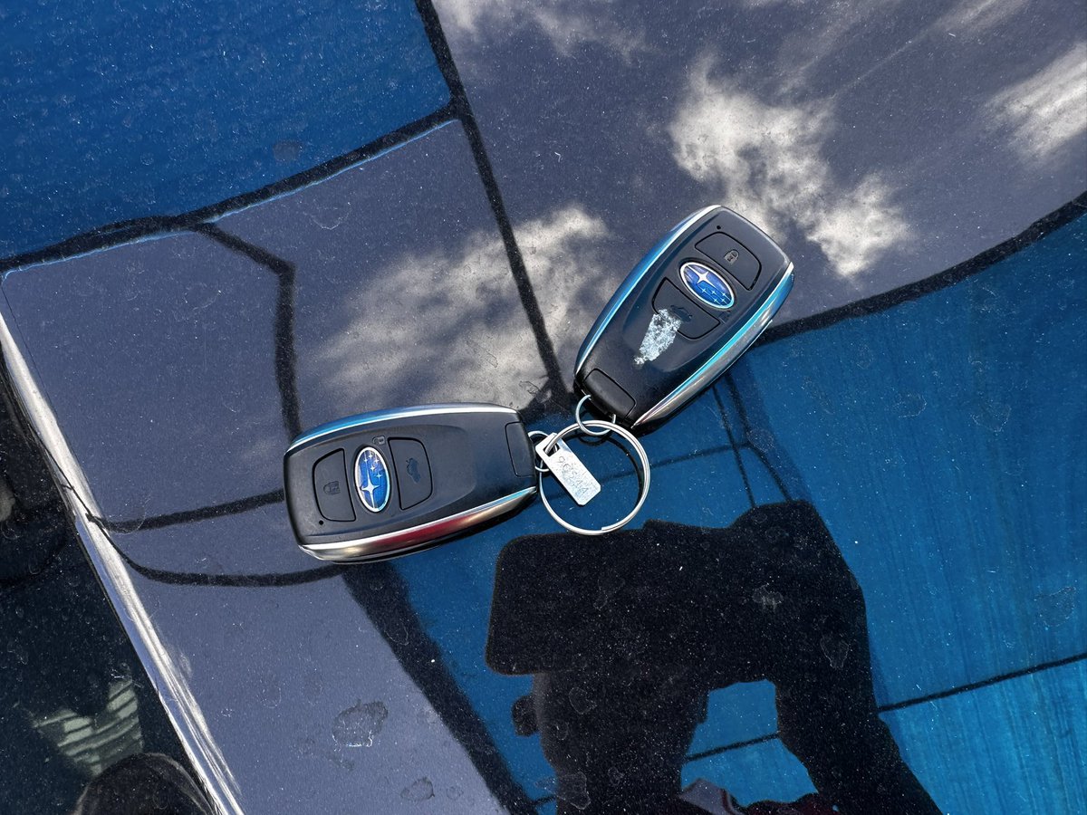 alasirimotors's tweet photo. Always demand 2 key fobs from the dealer . Insist !
The second fob can be sold or reprogrammed for someone else. 
If only 1 is provided, push for a matching one, even if they have to program it for your car. Don’t let them skip it. #CarBuyingTips #KeyFob https://t.co/8k1efim9hW