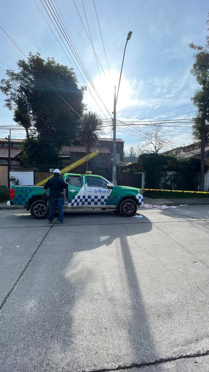 🔴 AHORA: Equipos de telecomunicaciones y municipales trabajando en Villa Tobalaba por emergencia por escombros aéreos.

Favor transitar con precaución en este sector.