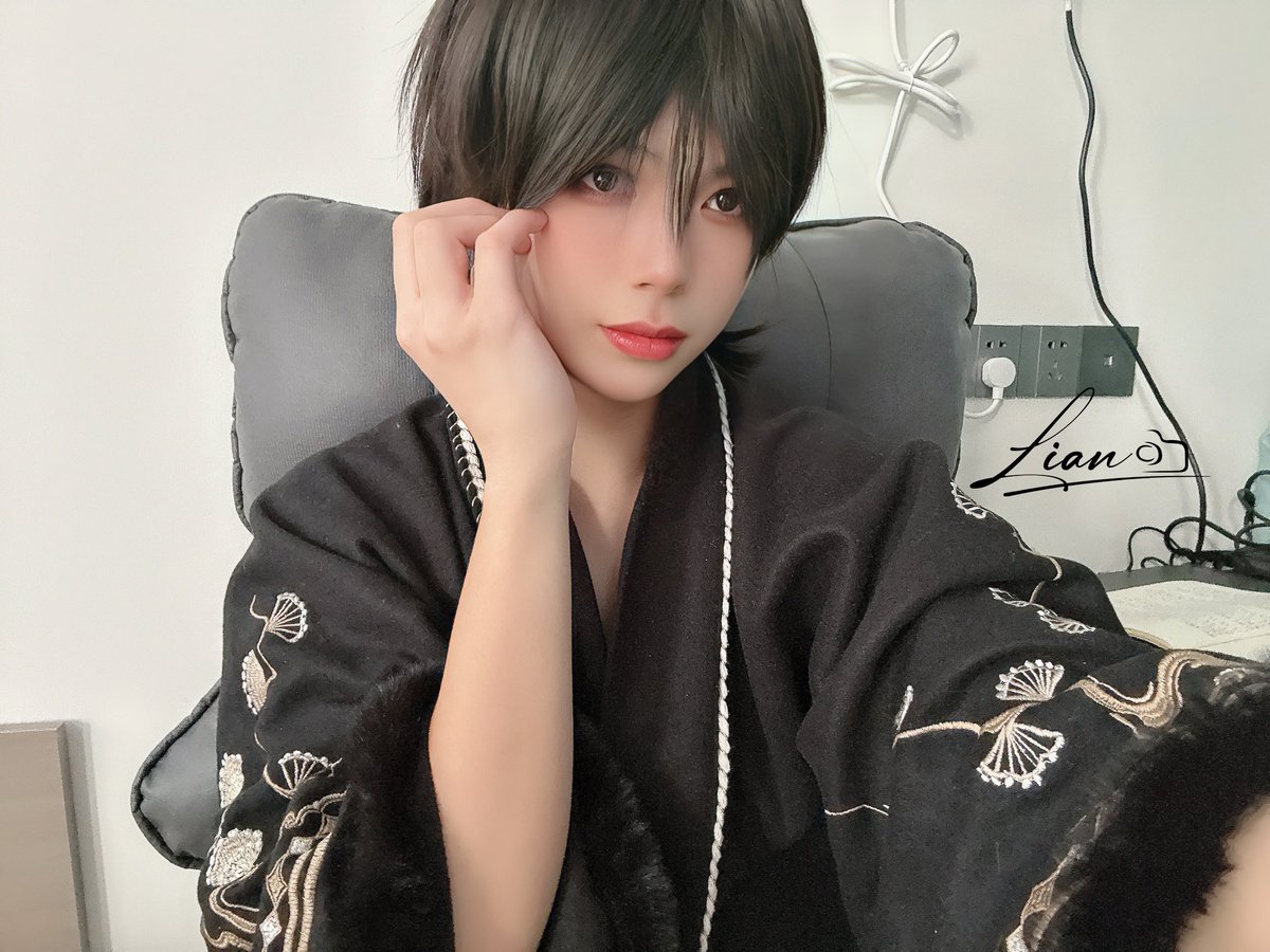 指尖若有似无划过杯沿，像在描摹谁的心跳。香气缠绕，低语在耳畔，呼吸间皆是蛊惑。靠近些，再近些… 这方寸之地，温度悄然攀升。是沉沦，还是清醒？你选的每一步，都通往未知的迷局。别逃，答案在目光交汇的瞬间。
#伪娘の日常 #伪娘 #伪娘 #男の娘 #伪娘cd #肉丝脚 #脚控 #腿控福利 #可爱的男孩子