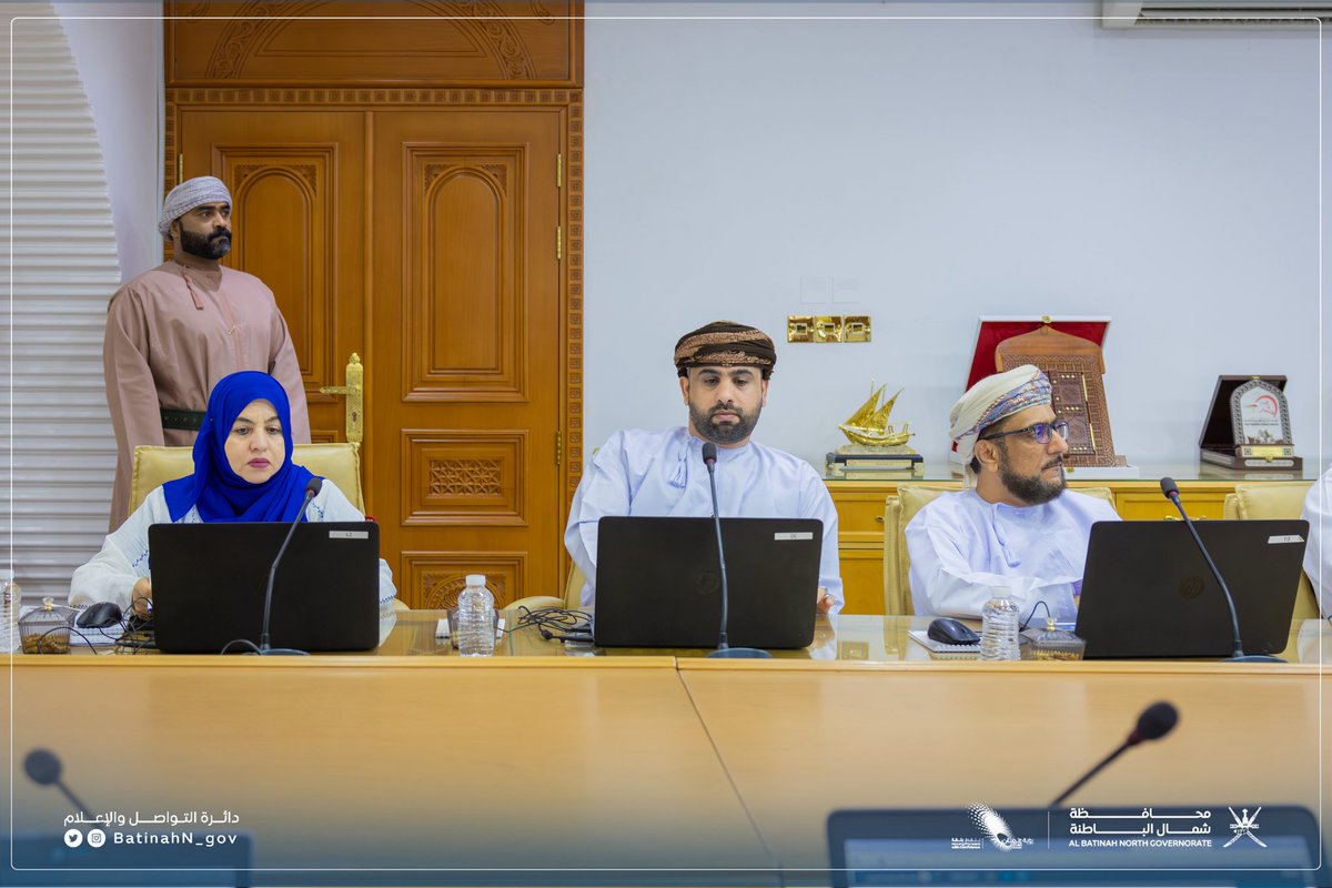 mc_nbatinah's tweet photo. وخلال الجلسة اعتمد المجلس محضر الاجتماع السابق وما تضمنه من توصيات، كما استضاف المختصين من المديرية العامة للعمل بمحافظة شمال الباطنة، الذين قدموا عرضا مرئيا حول التقرير الإحصائي لأداء قطاع العمل خلال الفترة من شهر يناير وحتى نهاية شهر مايو 2025م، متضمنا أبرز المؤشرات والبيانات المتعلقة بسوق العمل في المحافظة، وناقش المجلس توصيات لجنة الشؤون الاجتماعية في اجتماعها الثاني لعام 2025م، والتي تناولت ظاهرة التغيب الجماعي للطلاب وآثارها الاجتماعية والتعليمية، وسبل معالجتها بالتنسيق مع الجهات المختصة.