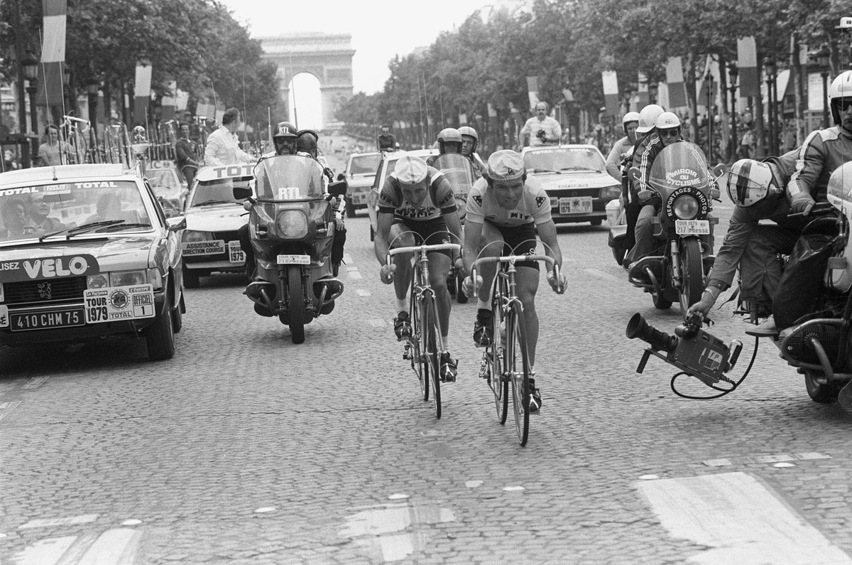 LeTour's tweet photo. 🇫🇷 Sur le Tour 1979, Bernard Hinault a déjà remporté six étapes et devance Joop Zoetemelk de plus de trois minutes. Les deux hommes se livrent tout de même un ultime duel en quittant le peloton à une cinquantaine de kilomètres de l’arrivée. Sur l’avenue des Champs-Elysées, le Blaireau est intouchable et boucle son Tour le plus prolifique avec ce septième succès.