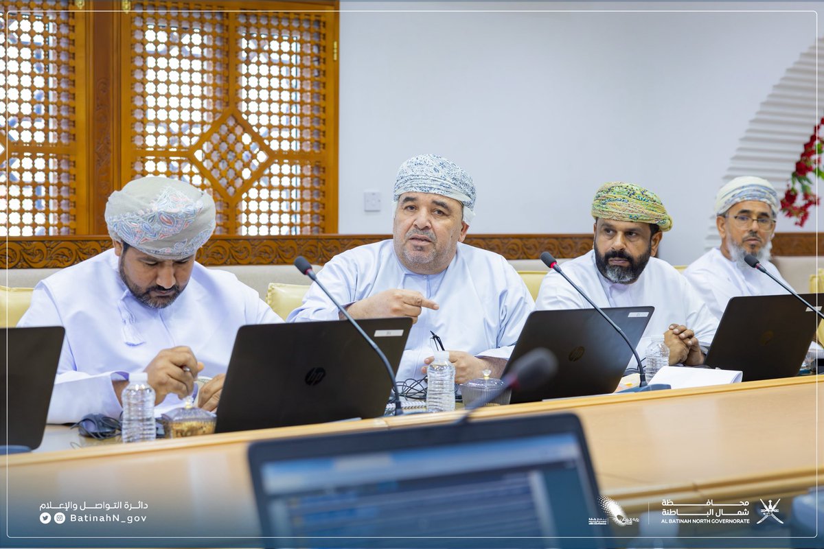 mc_nbatinah's tweet photo. كما تناول المجلس عددا من المقترحات الجديدة التي تعزز من مستوى الخدمات بالمحافظة، أبرزها مقترح لتفعيل طاقم طبي نسائي في سيارات الإسعاف التابعة للهيئة العامة للدفاع المدني والاسعاف، بما يراعي الخصوصية الاجتماعية ويسهم في تحسين جودة خدمات الإسعاف، بالإضافة إلى مقترح لتنظيم استخدام شباك التحويط في صيد الطعوم الحية، حرصا على حماية البيئة البحرية وضمان استدامة الموارد الطبيعية، وناقش المجلس طلبا يتعلق باتخاذ إجراءات توعو��ة مكثفة بالتعاون مع الجهات ذات العلاقة للحد من ظاهرة حرائق المزارع في ولاية شناص وما تشكله من مخاطر على البيئة والسلامة العامة.