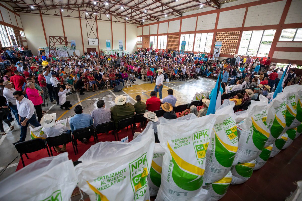 Estuvimos junto a la Presidenta <a href="/XiomaraCastroZ/">Xiomara Castro de Zelaya</a> en Danlí, El Paraíso, entregando el Bono Tecnológico Productivo, un beneficio que llega directamente a las manos de los productores y productoras que hacen posible que la tierra hondureña siga dando frutos. Se les entrega semilla,
