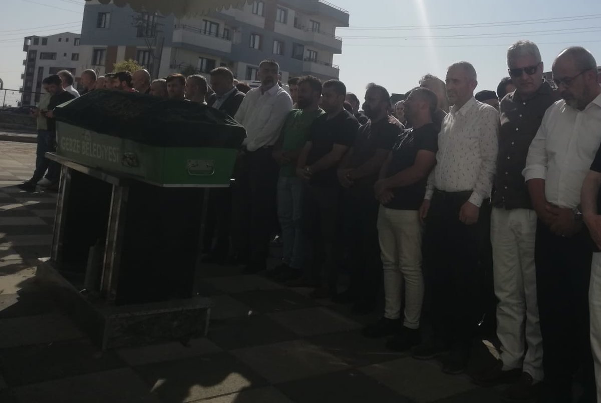 Darıca Belediyesi personeli Kerim Doğan’ın cenaze namazına yönetimimizle birlikte katılarak son yolculuğuna uğurladık. 

Merhuma Allah’tan rahmet, Ailesi ve yakınlarına baş sağlığı ve sabırlar diliyorum.

#AkPartiGebzeSahada