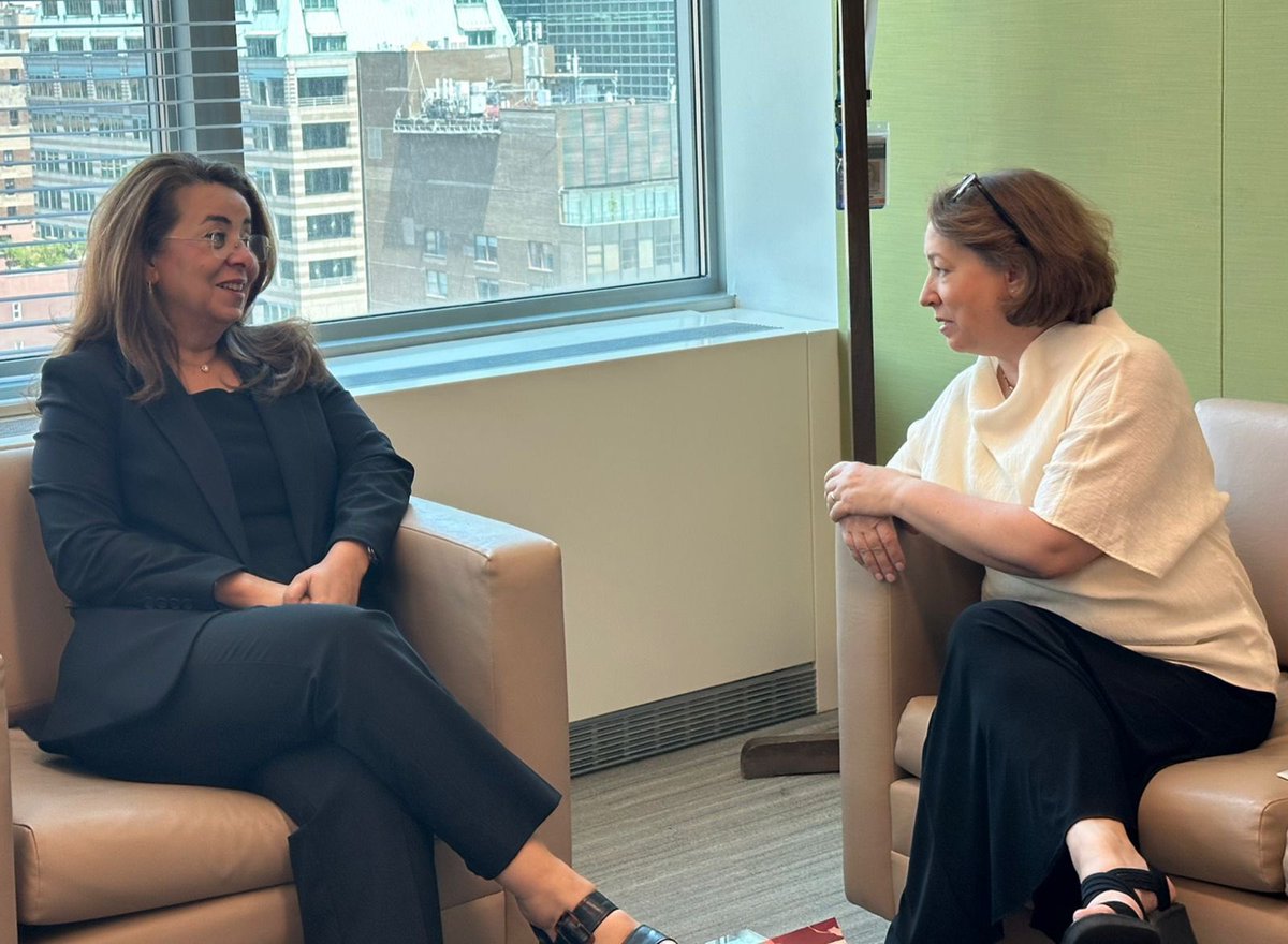 Misión de México ONU (@mexonu) on Twitter photo La Embajadora <a href="/ABuenrostroMass/">Alicia Buenrostro Massieu</a> 🇲🇽 sostuvo encuentro con la Directora Ejecutiva de <a href="/UNODC/">UN Office on Drugs & Crime</a>, <a href="/GhadaFathiWaly/">Ghada Fathi Waly</a>, a quien reconoció por su trabajo al frente de la Oficina 🇺🇳. México reitera su aprecio por la colaboración y le desea éxito en su camino futuro. La Embajadora <a href="/ABuenrostroMass/">Alicia Buenrostro Massieu</a> 🇲🇽 sostuvo encuentro con la Directora Ejecutiva de <a href="/UNODC/">UN Office on Drugs & Crime</a>, <a href="/GhadaFathiWaly/">Ghada Fathi Waly</a>, a quien reconoció por su trabajo al frente de la Oficina 🇺🇳. México reitera su aprecio por la colaboración y le desea éxito en su camino futuro.