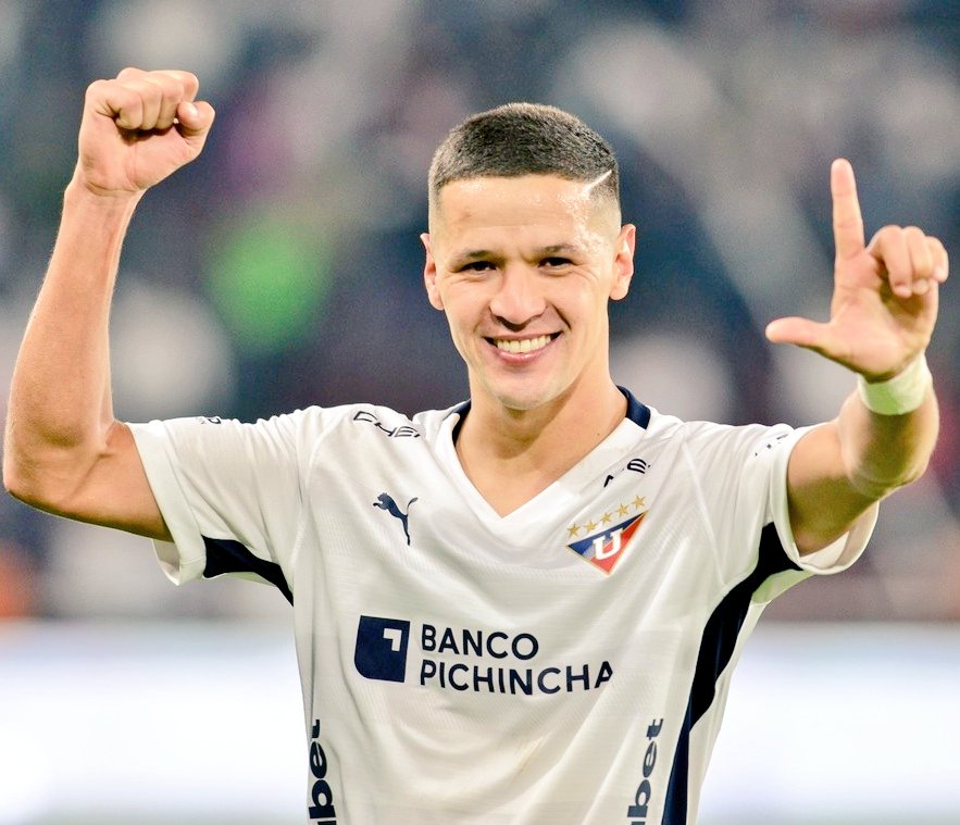 JojoBenavidesec's tweet photo. Alex Arce tiene ofertas para salir, aparentemente por eso se le está cuidando al jugador, hinchas de Liga de Quito están de acuerdo que lo vendan de una vez o que se siga quedando.
Los leo en respuestas 
🔃 Si, Lo vendo 
♥️ No, no lo vendo https://t.co/o0LpHpGCLH