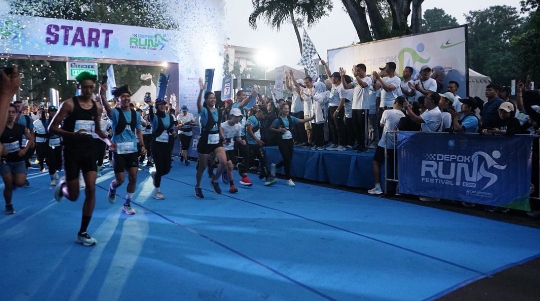 Ditandai dengan pengibaran bendera, Wali Kota Depok, Supian Suri melepas langsung ribuan pelari pada kegiatan Depok Run Festival 2025, Minggu (22/06/2025) sekitar pukul 06.00 WIB. 

Ribuan peserta berlari sejauh 5 kilometer.