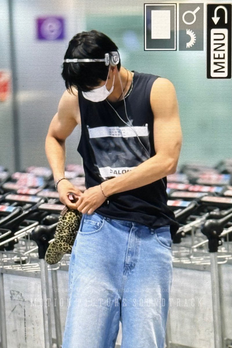 exokai_kr's tweet photo. 250625 LHR 차카니 푹쉬기🩵 #kai #카이 https://t.co/qcJO5C3Ys5