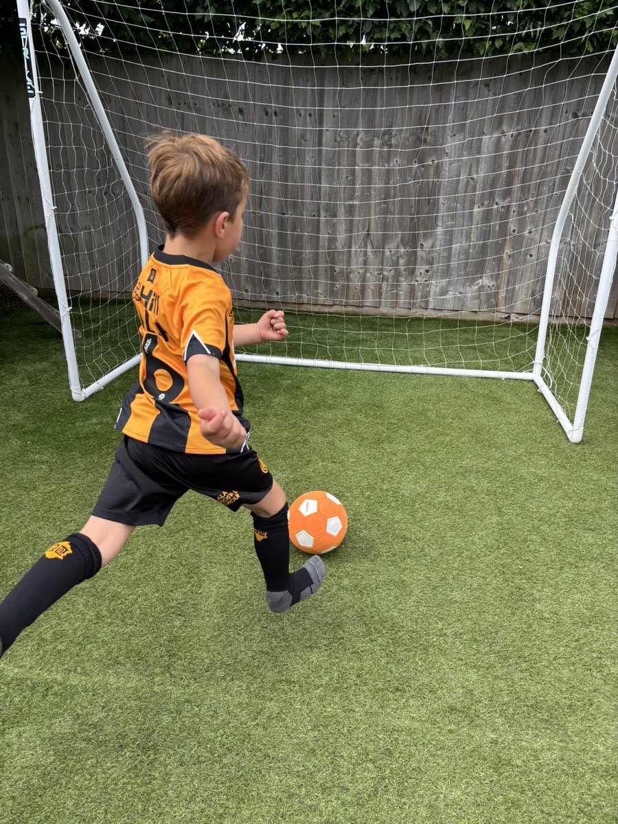 jonaddy7's tweet photo. @CambridgeUtdFC The full kit went straight on after school. Thanks guys 🟡⚫️⚽️ https://t.co/7PFFRTEJyJ