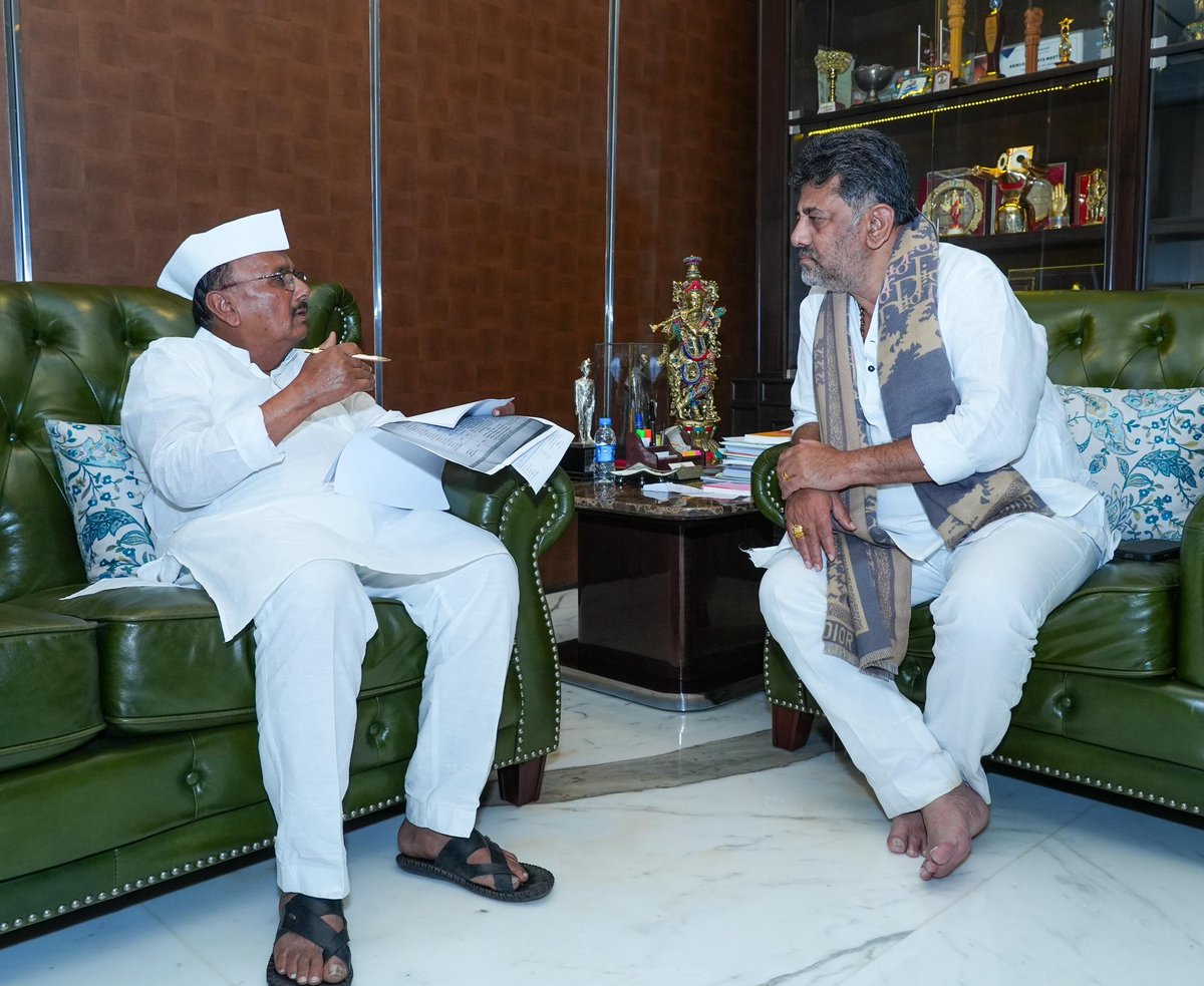 Pic of the day!!
Ruling Congress party MLA from Alanda constituency, B R Patil met Deputy Chief Minister D K Shivakumar at his residence today.
#KannadaNews #KarnatakaPolitics #KPCC #Congress